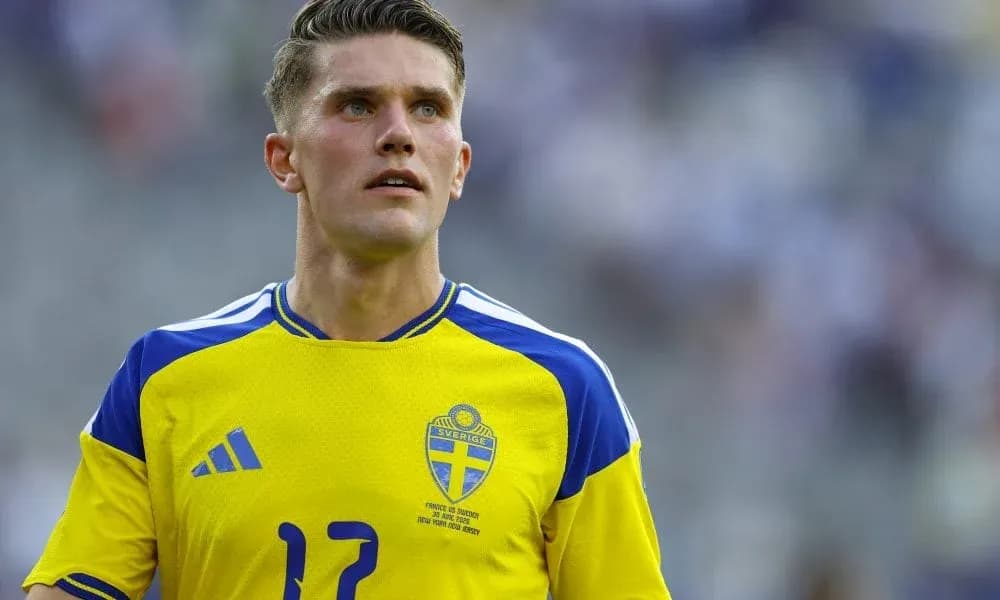 Jugador de Suecia con camiseta amarilla durante partido
