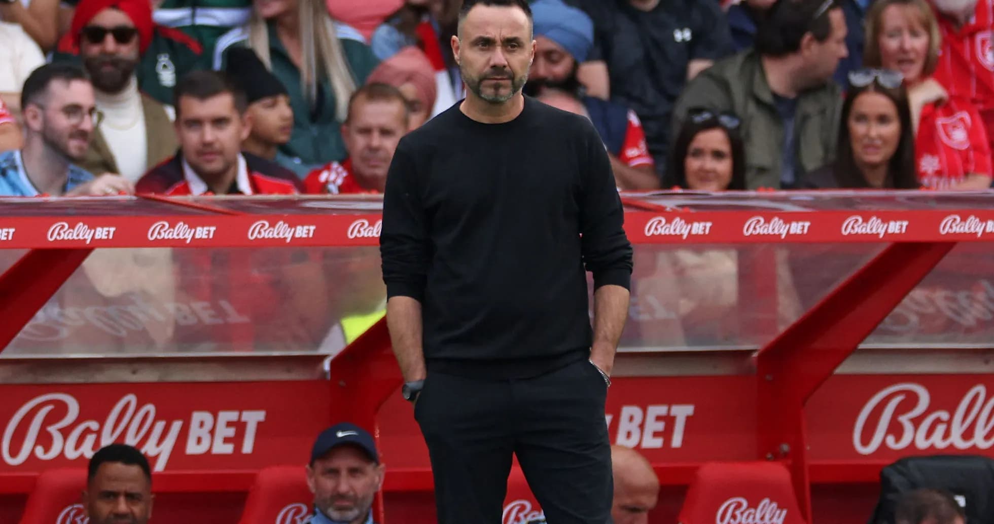 Entrenador observando el partido desde la banda