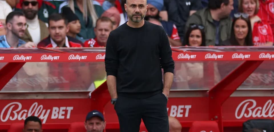 Entrenador observando el partido desde la banda