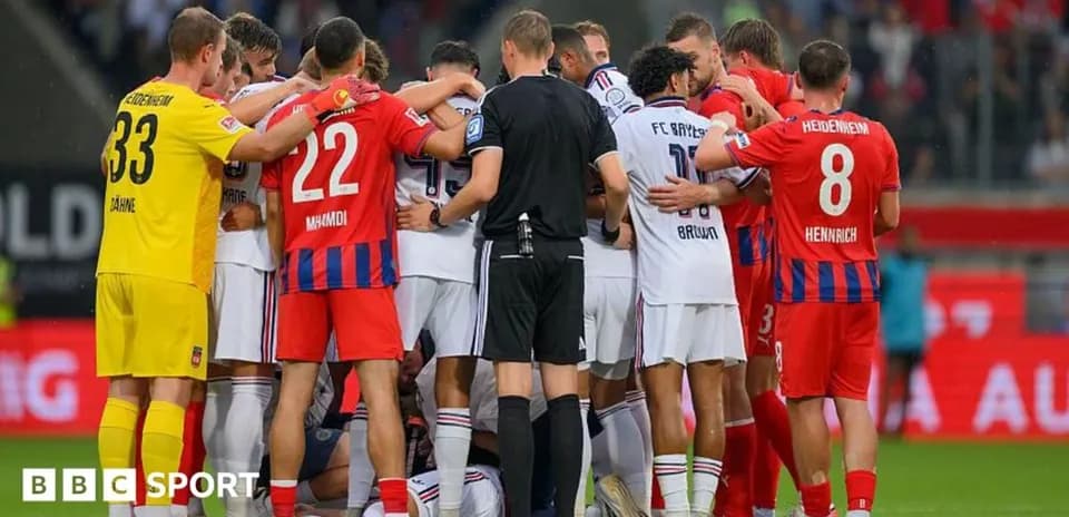 Jugadores y árbitro reunidos en el campo