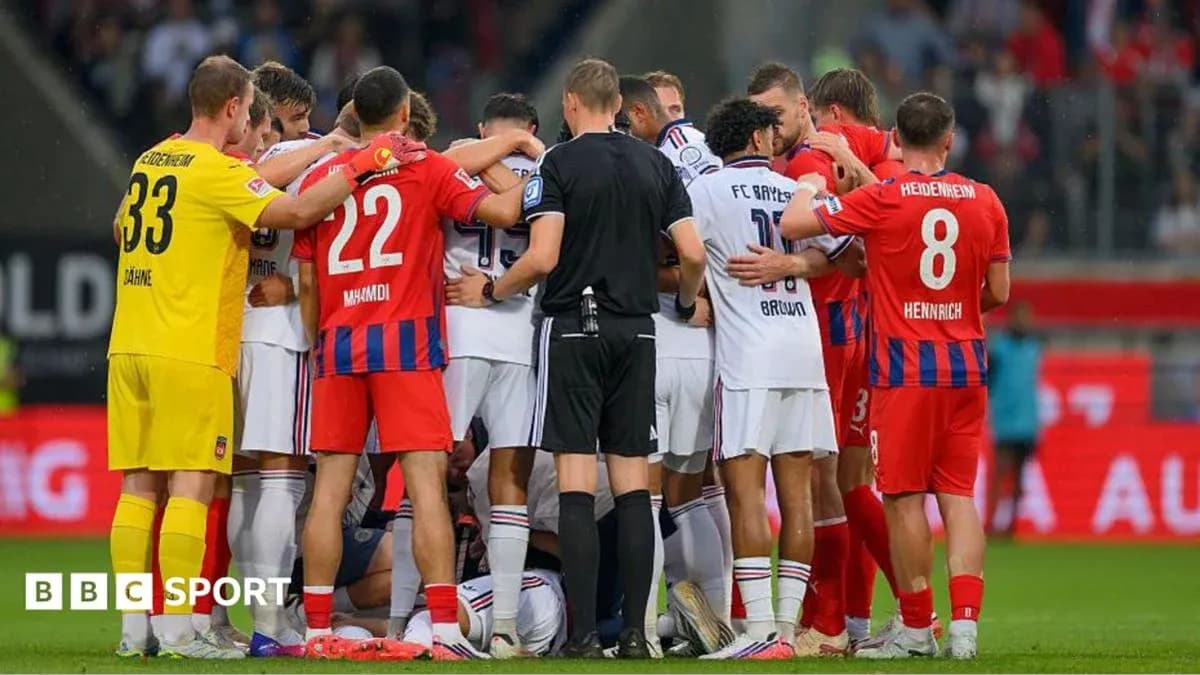 Jugadores y árbitro reunidos en el campo