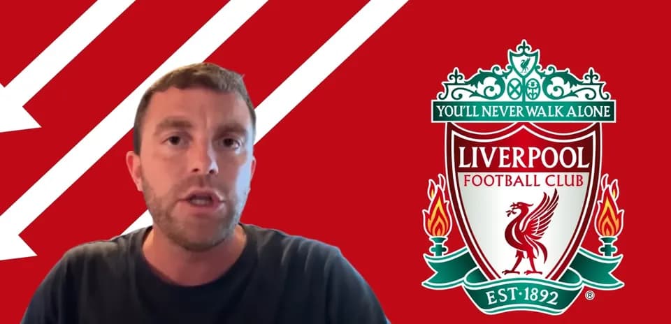 Hombre hablando frente al logo del Liverpool FC