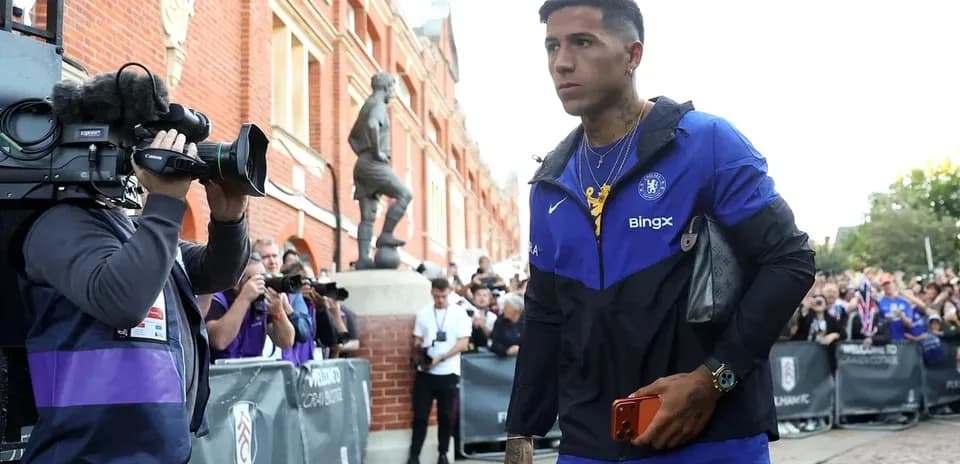 Jugador de Chelsea llegando al estadio con cámaras