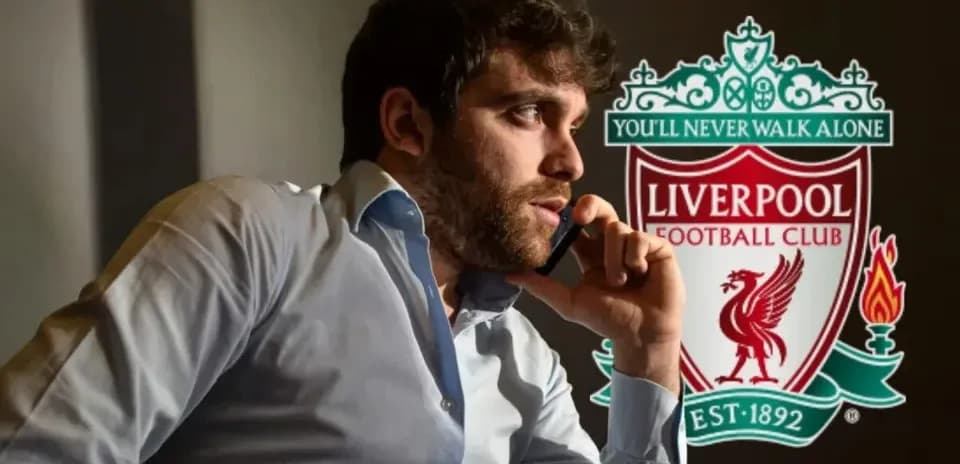 Hombre hablando por teléfono con logo de Liverpool FC
