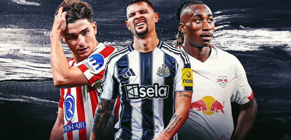 Tres jugadores de fútbol en sus camisetas de equipo