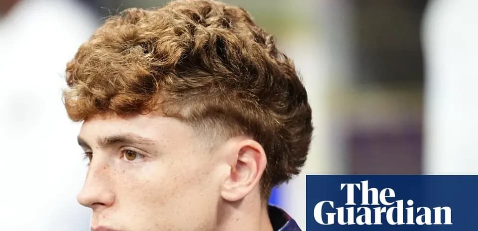 Joven con cabello rizado y corte de pelo moderno