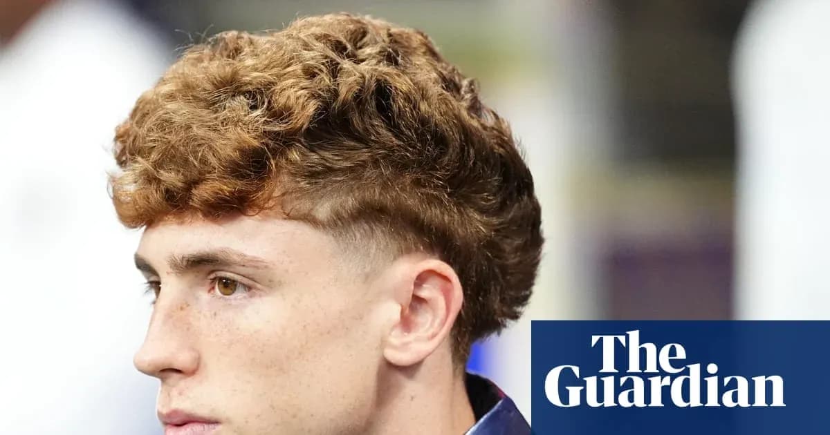Joven con cabello rizado y corte de pelo moderno