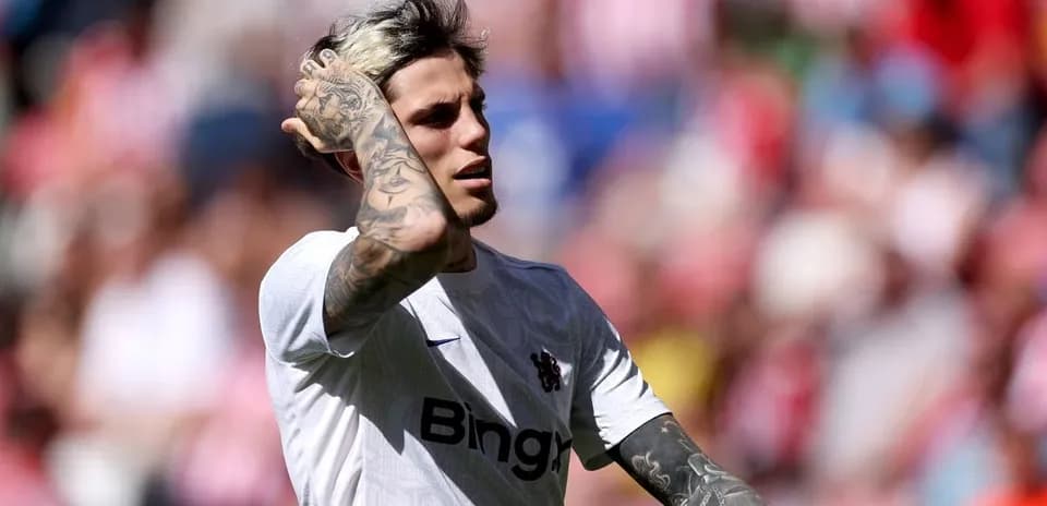 Jugador con tatuajes en camiseta durante el partido