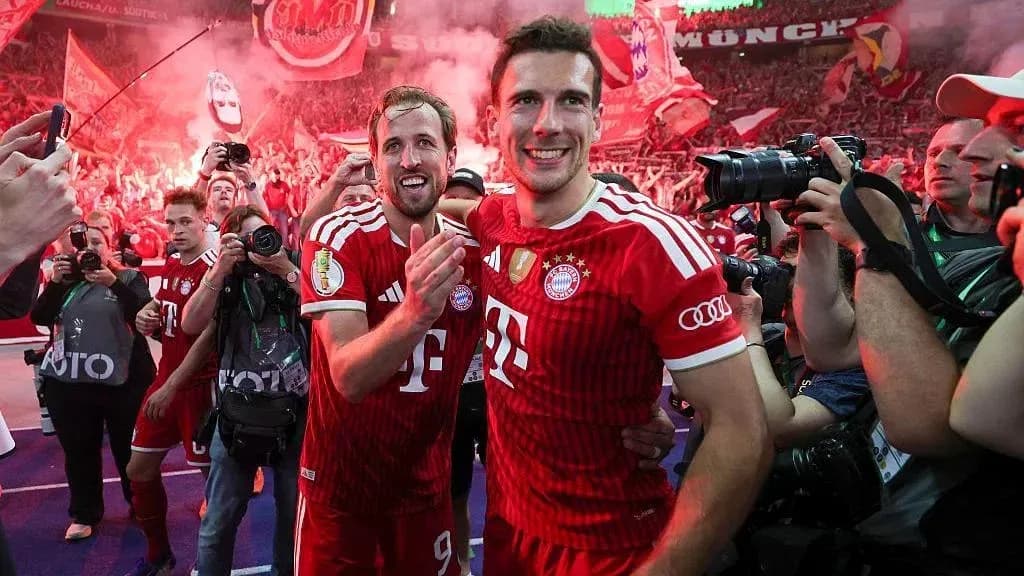 Jugadores de Bayern Múnich celebrando con aficionados