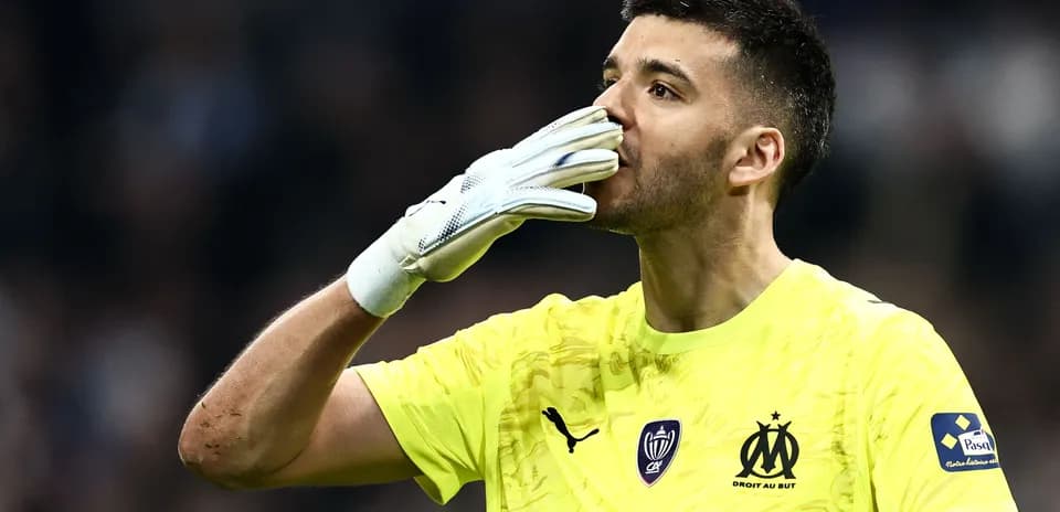 Portero de fútbol saludando con guantes amarillos