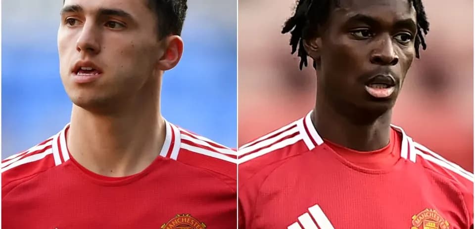 Jugadores de Manchester United en uniforme rojo