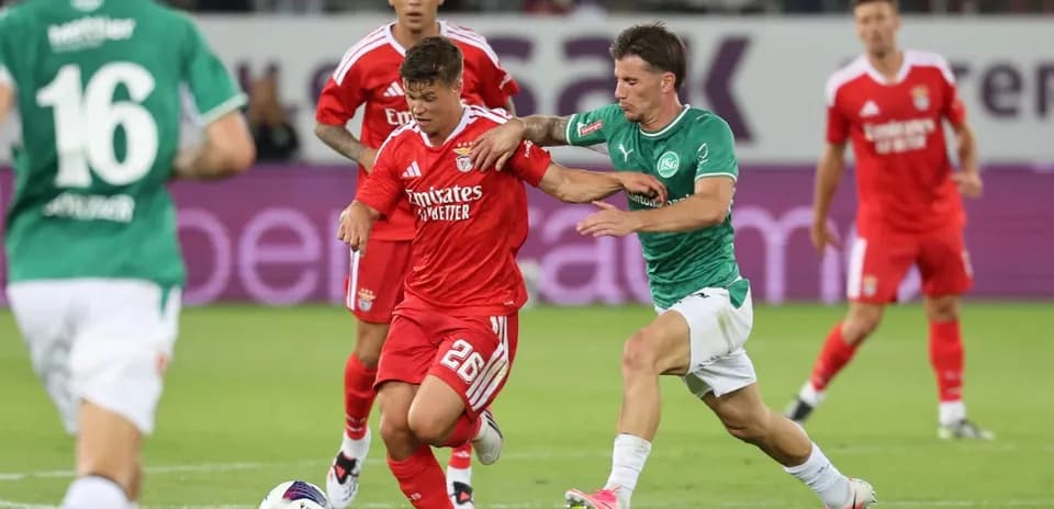Jugadores de Benfica y FC St. Gallen en acción