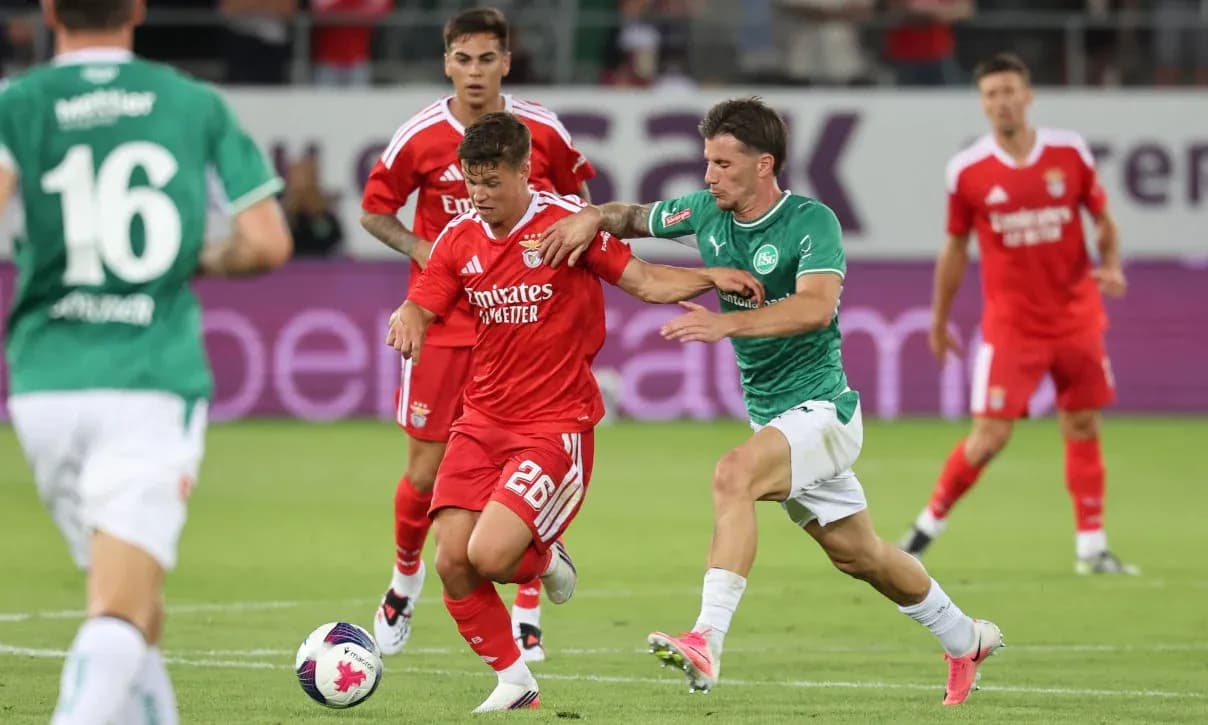 Jugadores de Benfica y FC St. Gallen en acción