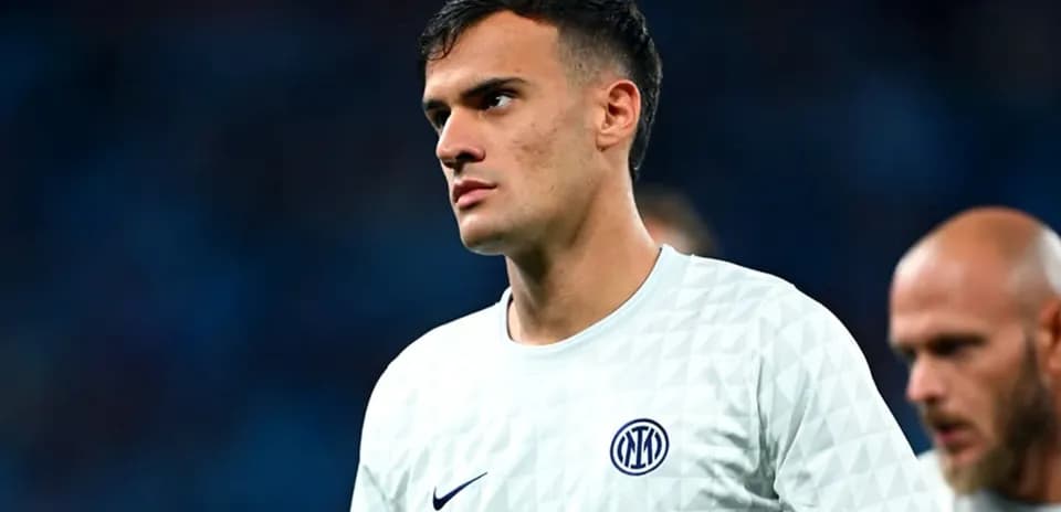 Jugador de Inter de pie en el campo antes del partido