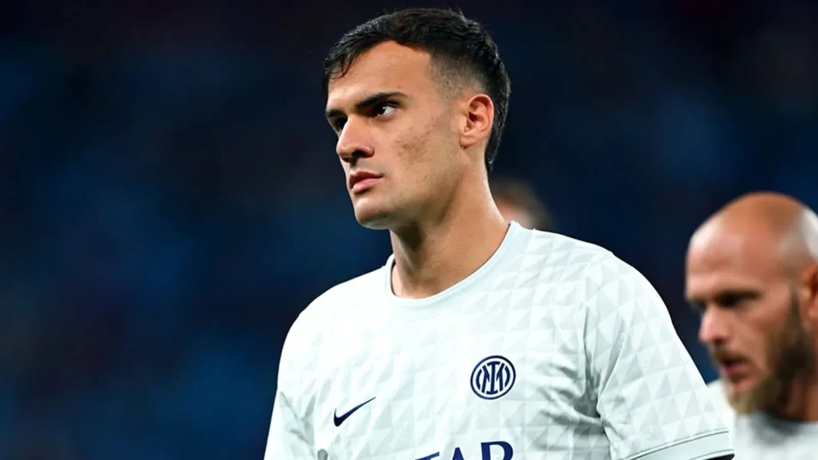 Jugador de Inter de pie en el campo antes del partido