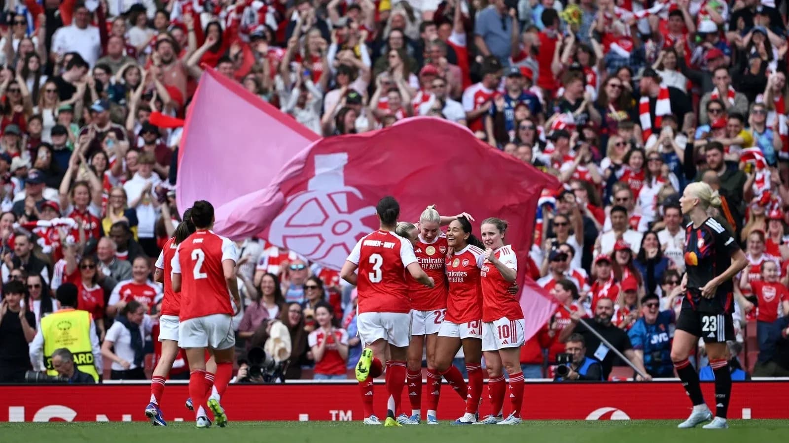 Jugadoras de Arsenal celebrando un gol con aficionados