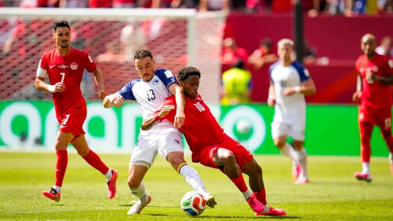 Jugador de Canadá compitiendo por el balón