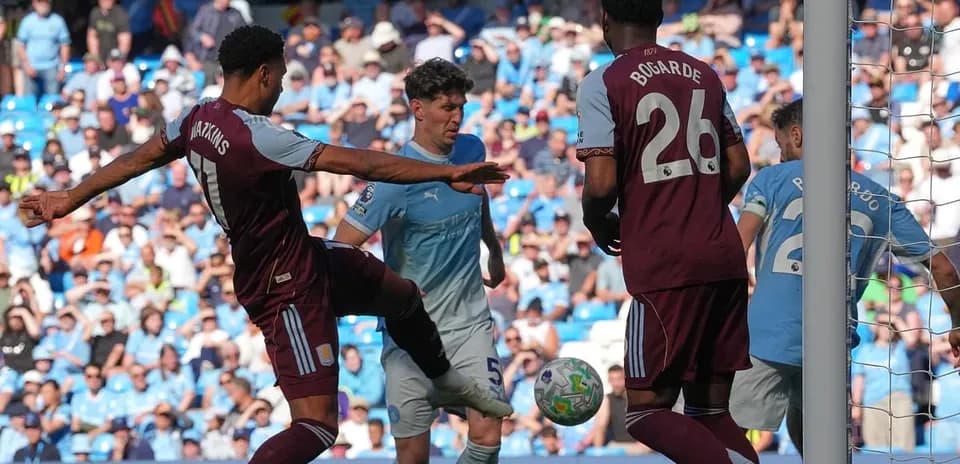 Jugador de Aston Villa defendiendo un tiro de Manchester City