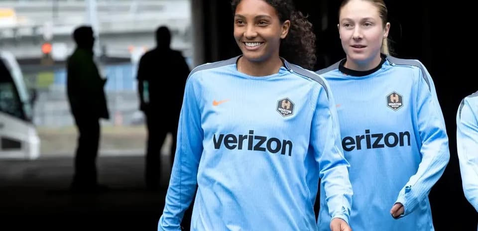 Jugadoras de Houston Dash entrando al campo