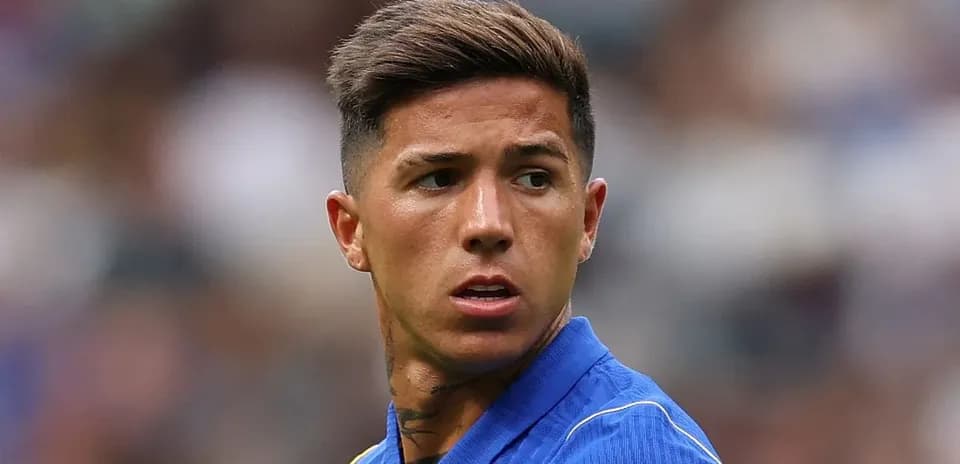 Jugador en uniforme azul durante un partido
