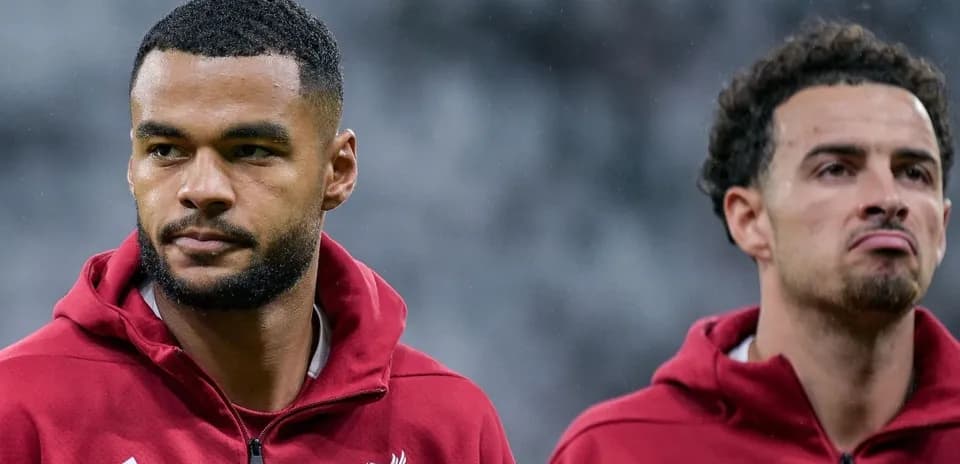 Jugadores de Liverpool en el calentamiento previo al partido