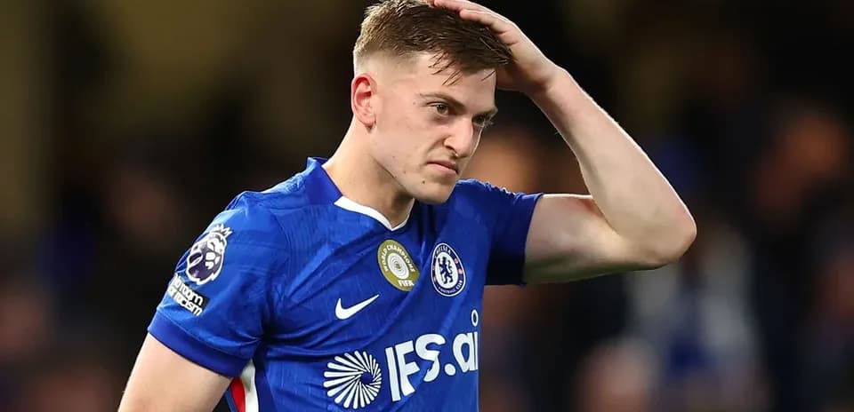 Jugador de Chelsea con mano en la cabeza durante el partido