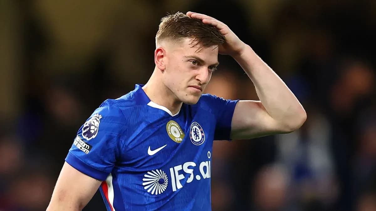 Jugador de Chelsea con mano en la cabeza durante el partido