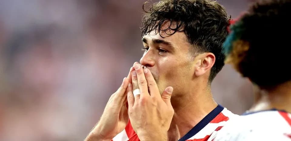 Jugador de fútbol celebrando con gesto de manos