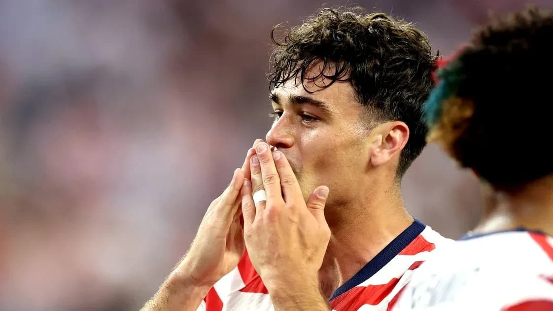Jugador de fútbol celebrando con gesto de manos