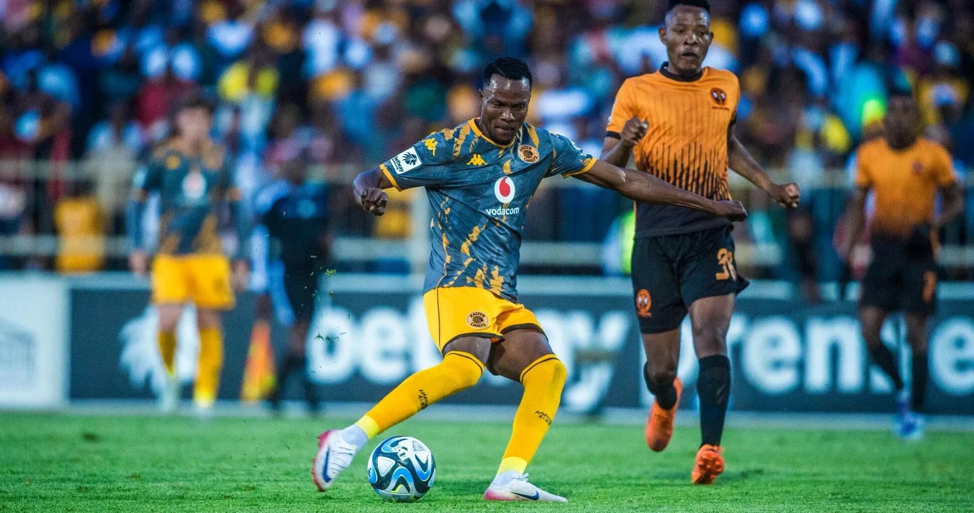 Jugador de Kaizer Chiefs controlando el balón en el partido