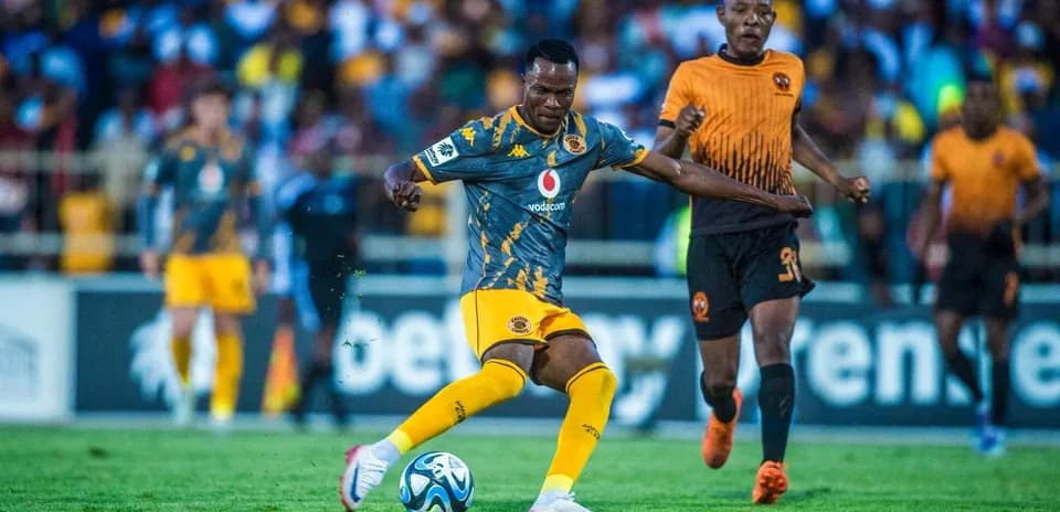 Jugador de Kaizer Chiefs controlando el balón en el partido