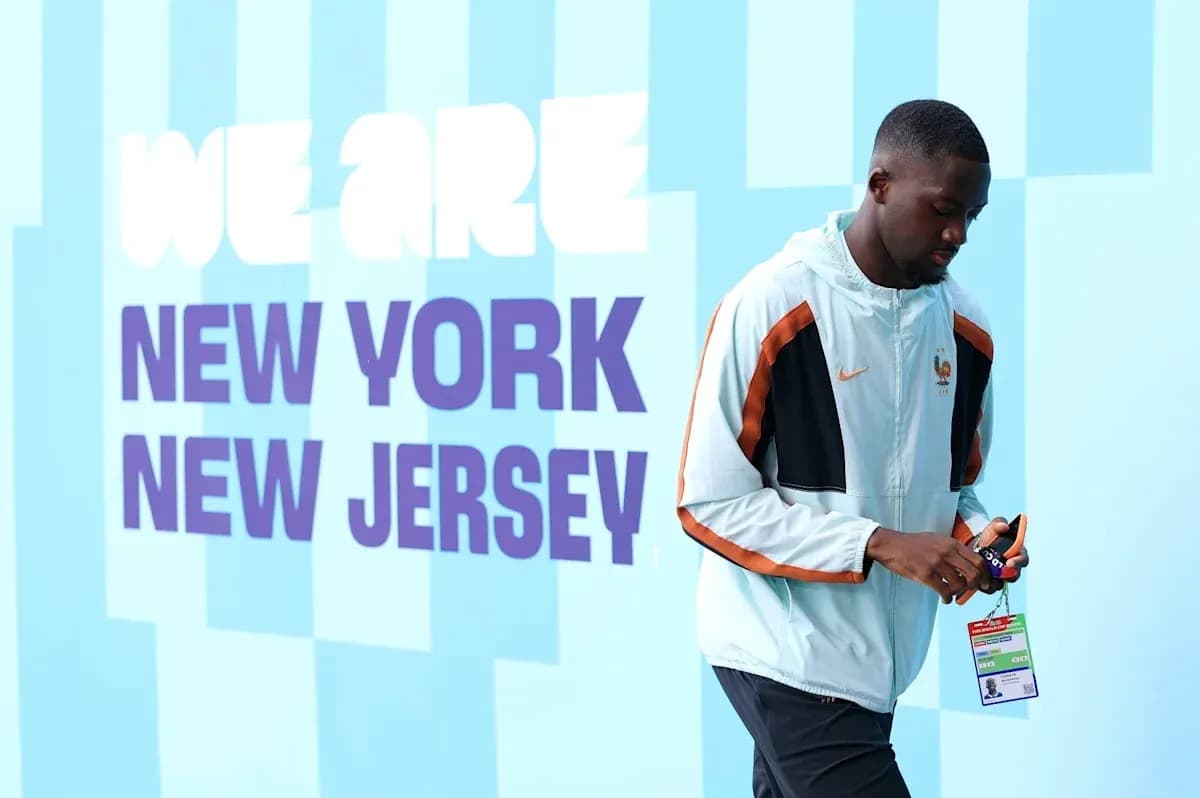 Jugador caminando frente a mural 'WE ARE NEW YORK NEW JERSEY'