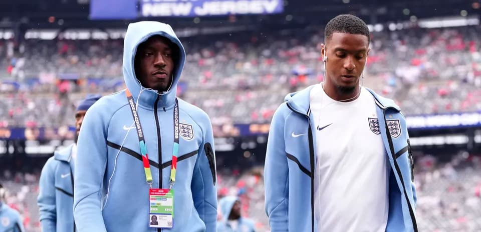 Jugadores de Inglaterra ingresando al estadio en Nueva Jersey