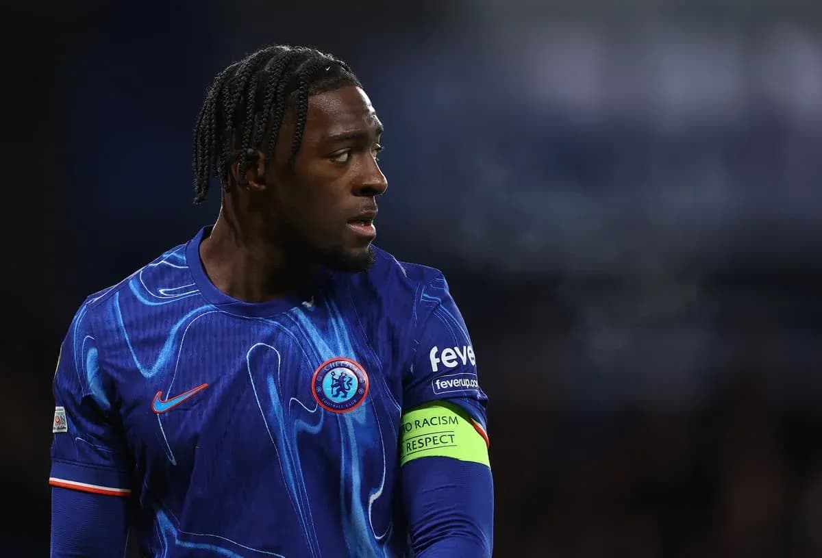 Jugador de Chelsea con camiseta azul y cinta de capitán