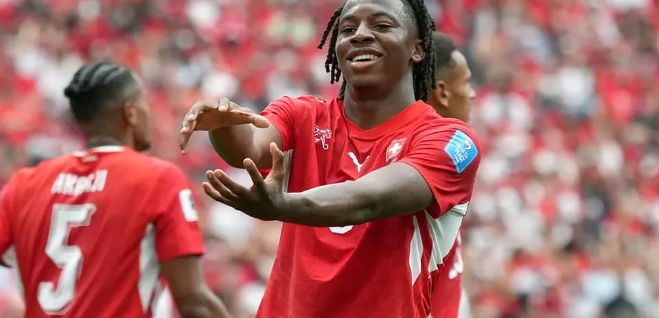 Jugador suizo celebrando en el campo con compañeros