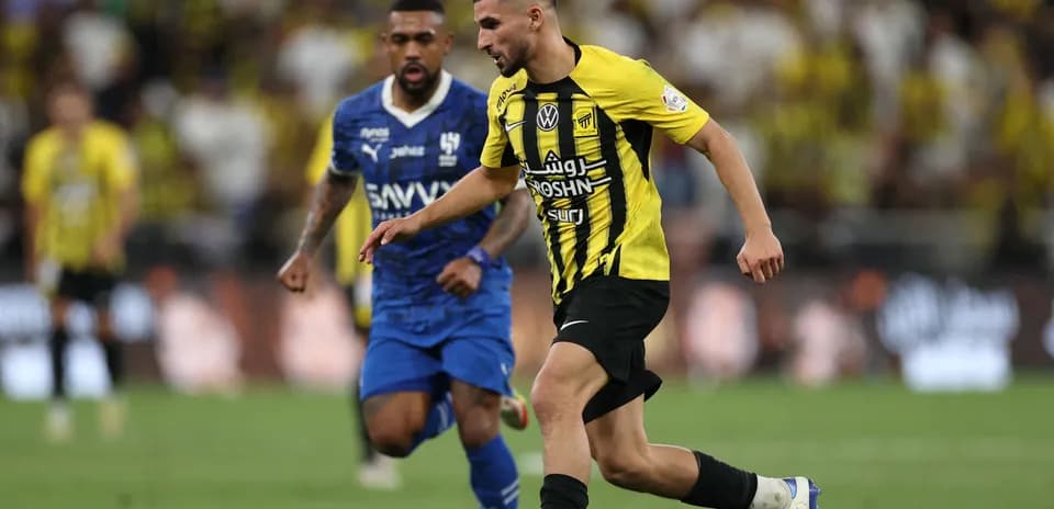 Jugador de Al Ittihad driblando ante defensor rival