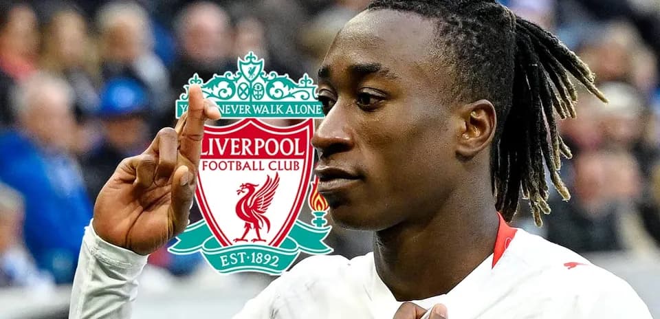 Jugador de Liverpool mostrando un gesto con la mano