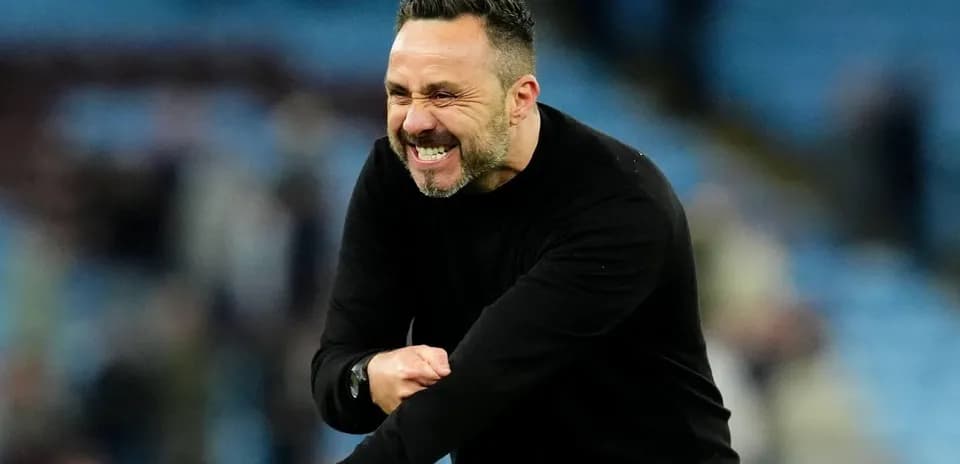 Entrenador celebrando durante el partido