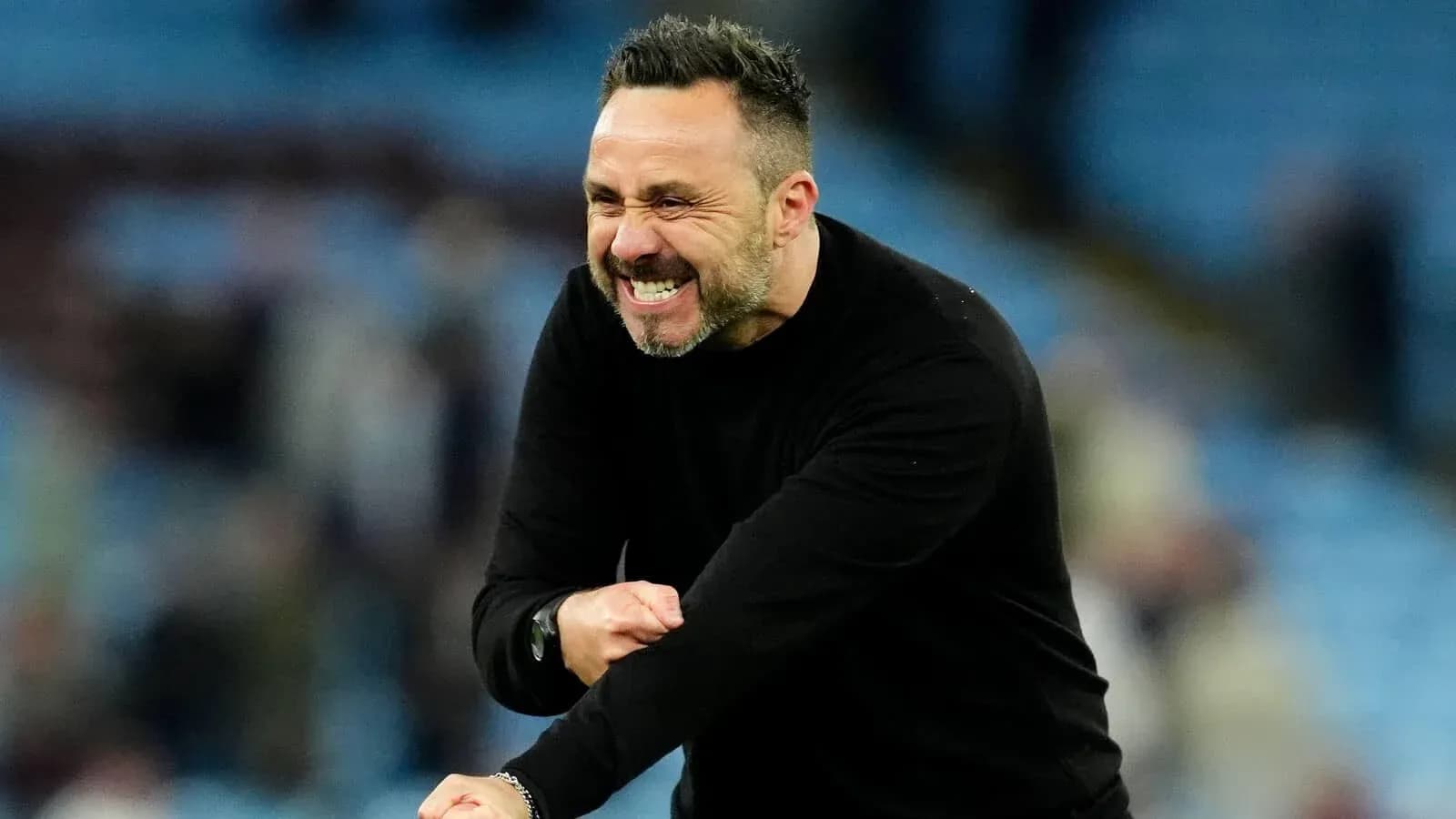 Entrenador celebrando durante el partido
