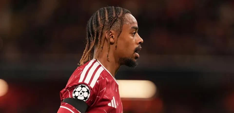 Jugador de fútbol con camiseta roja en el campo