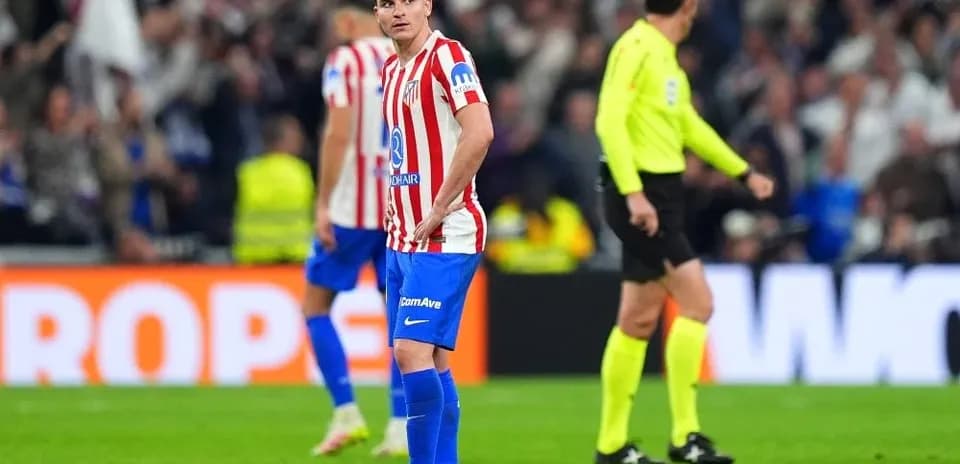 Jugador del Atlético de Madrid en el campo durante partido