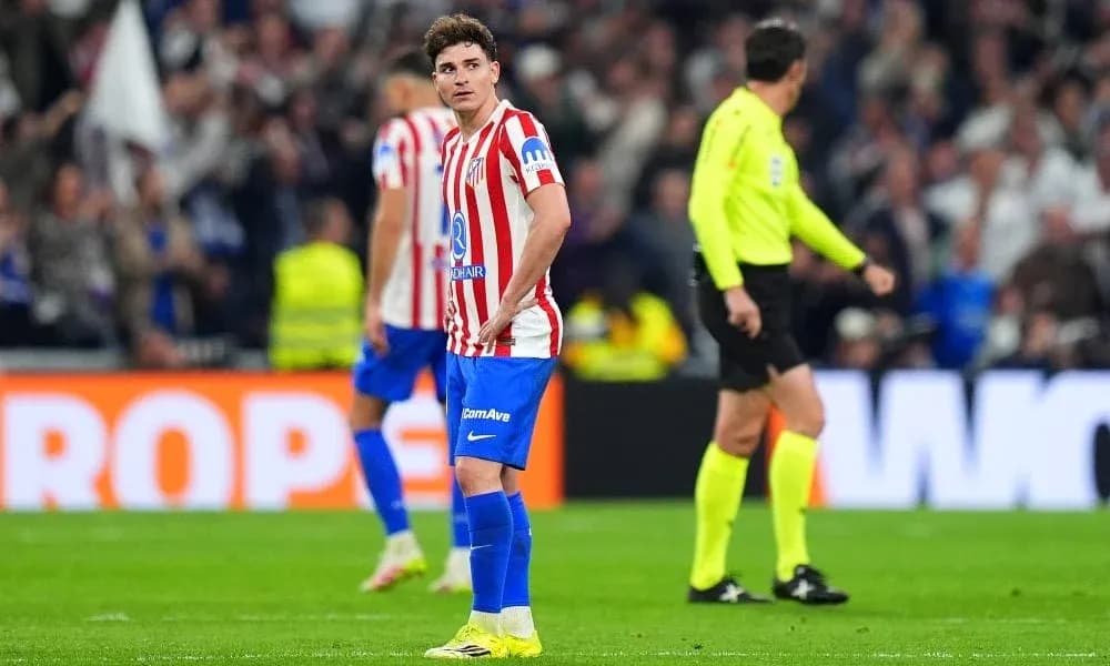 Jugador del Atlético de Madrid en el campo durante partido