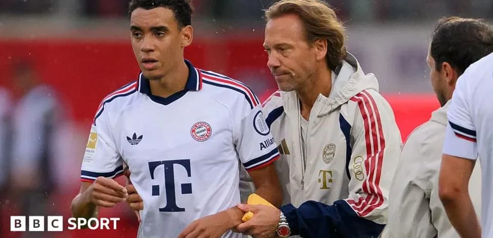 Jugador de Bayern Múnich siendo atendido por entrenador