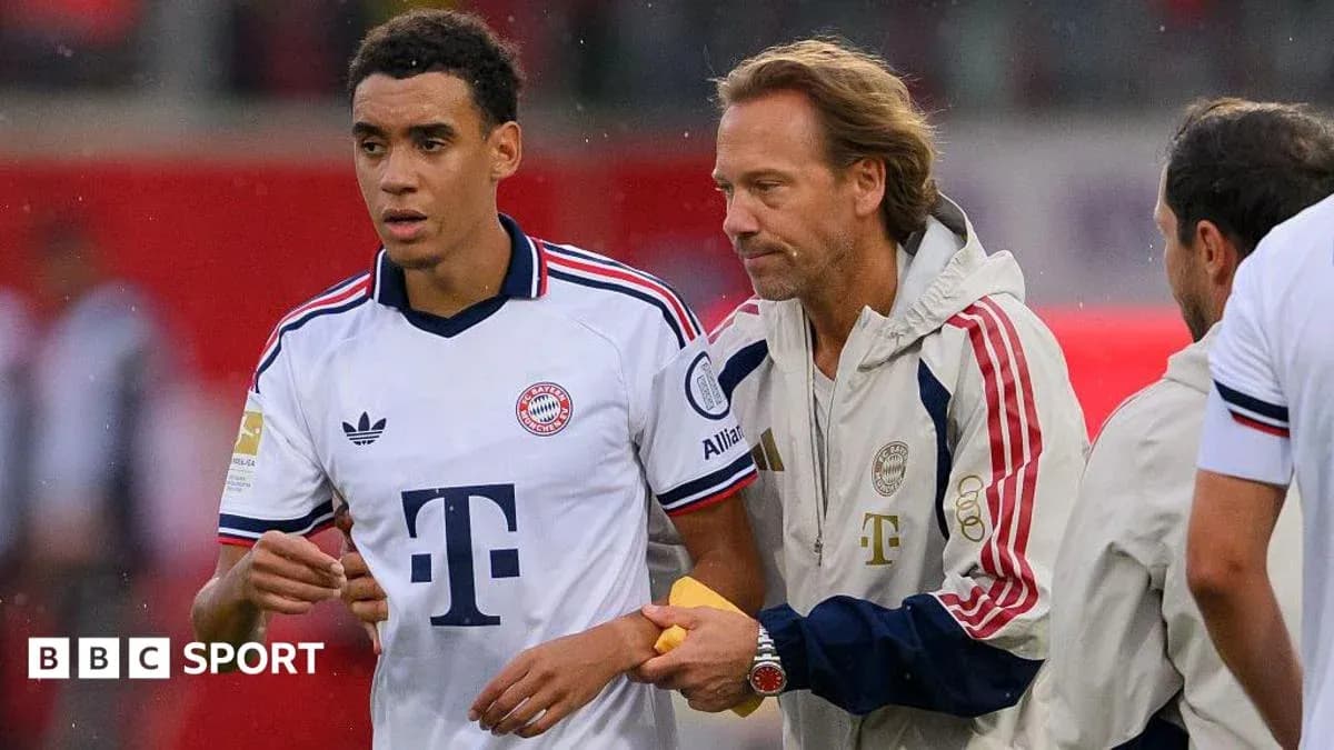 Jugador de Bayern Múnich siendo atendido por entrenador