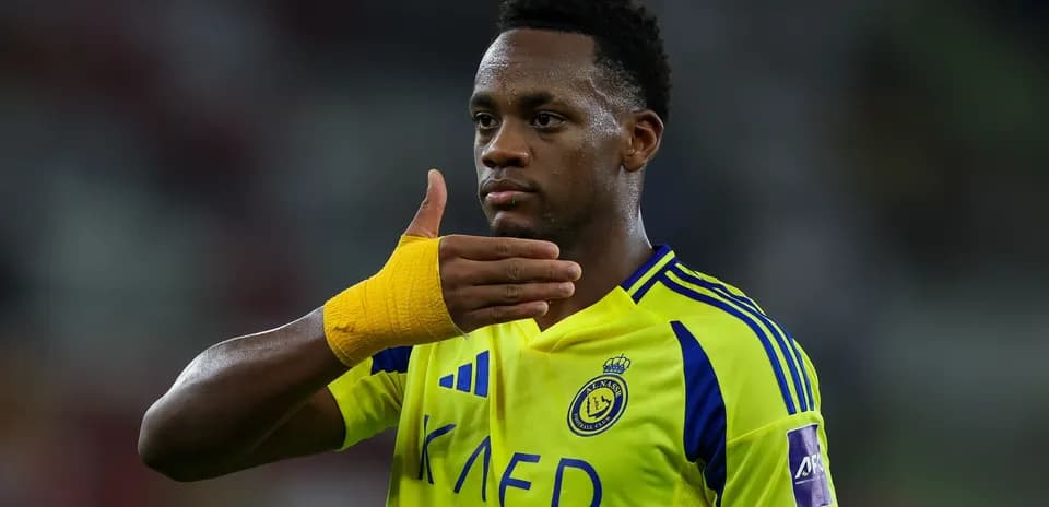 Jugador señalando con la mano en el campo