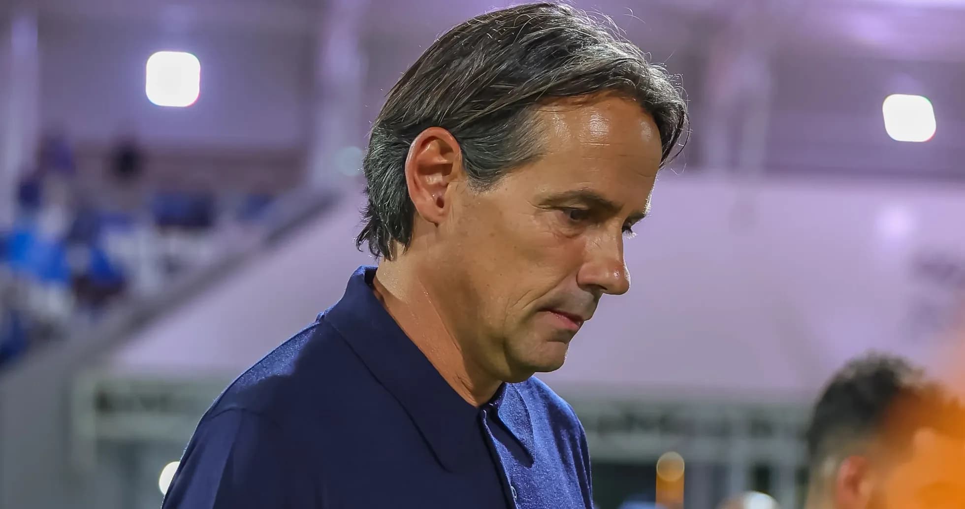 Entrenador caminando por el campo tras partido