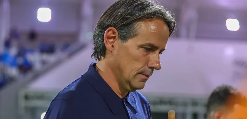 Entrenador caminando por el campo tras partido