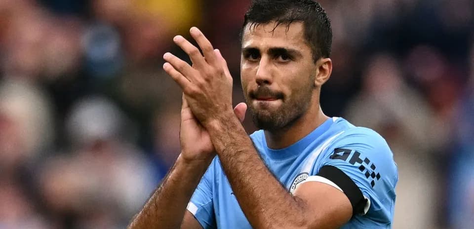 Jugador aplaudiendo en el estadio durante el partido