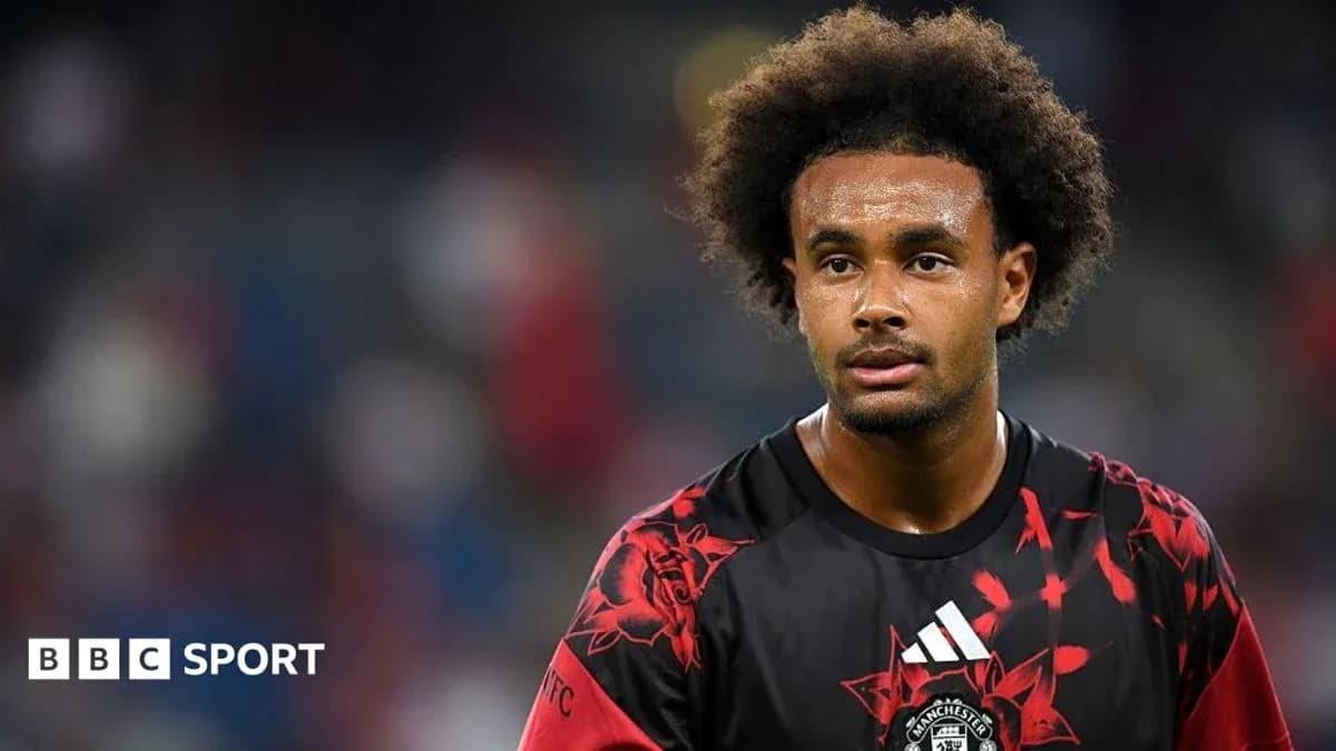 Jugador de fútbol con camiseta de Manchester United