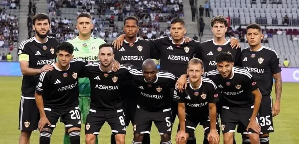 Equipo de Qarabag en el campo de juego